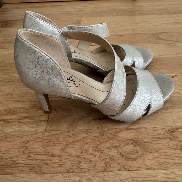Life Stride Silver Metallic Heels with Peep-Toe Design Size 6.5 - Picture 3 of 7